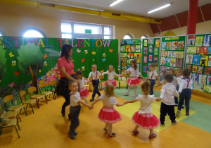 Dzieci tańczą w kole wiązanym.